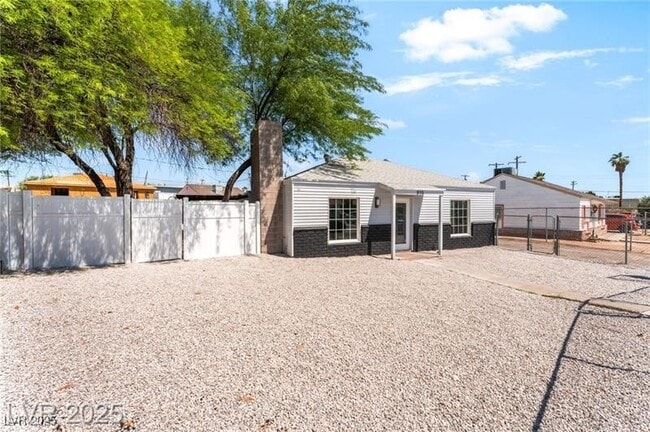 Building Photo - 915 Melrose Dr