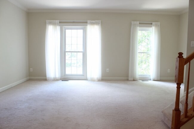 Building Photo - Lovely 3 Bedroom 2.5 Bath Townhome with De...