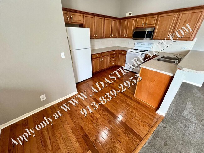 Building Photo - Beautiful 4 Bed Townhome in Gardner-Coming...