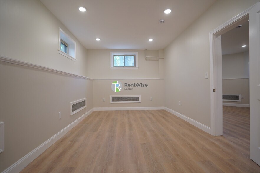Building Photo - 10 Beals St