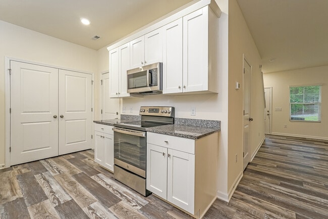 Building Photo - Fantastic 3bd/3ba home! Let yourself in!