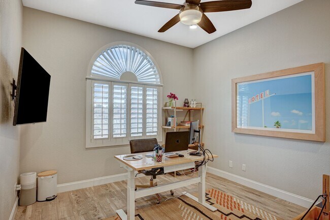 Building Photo - 4 Bedroom Contemporary Furnished-Renovated...