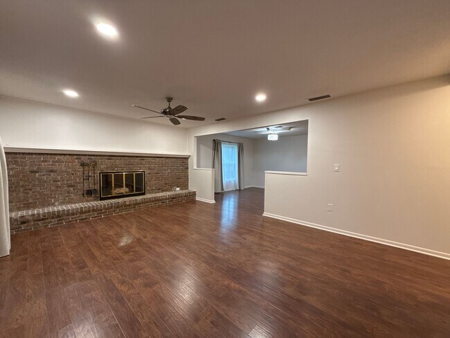 Building Photo - Amazing Location & Spacious Corner Lot!