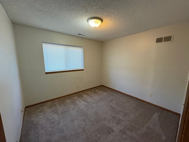 Building Photo - 4 Bedroom Apartment in Central MHK - Near Aggieville!