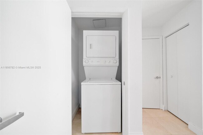 Building Photo - 6515 Collins Ave