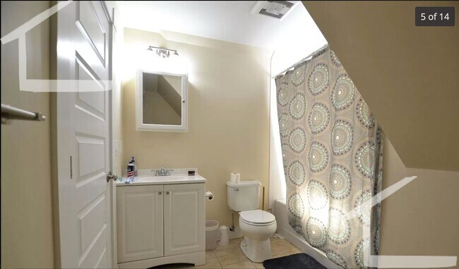 Building Photo - No Brokers Fee, In-Unit Washer and Dryer, Brighton Center Location, High-End Finfishes, In Unit W...