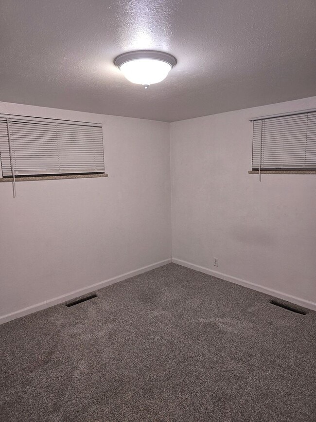 Building Photo - 2 Bed 1 Bath Garden Level Duplex