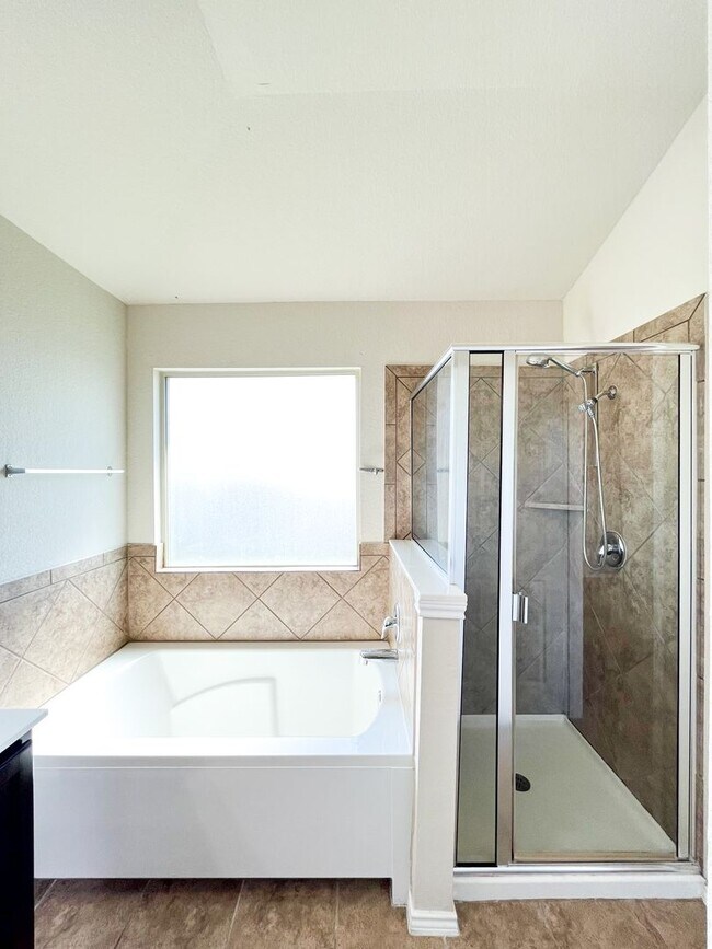 Building Photo - Available NOW!!!! This gorgeous home is located in The Landing Subdivision in Killeen. This home ...