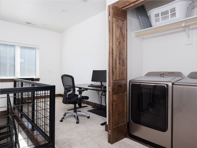 Building Photo - Seasonal Finished 2 BR 2.5 Bath with attac...