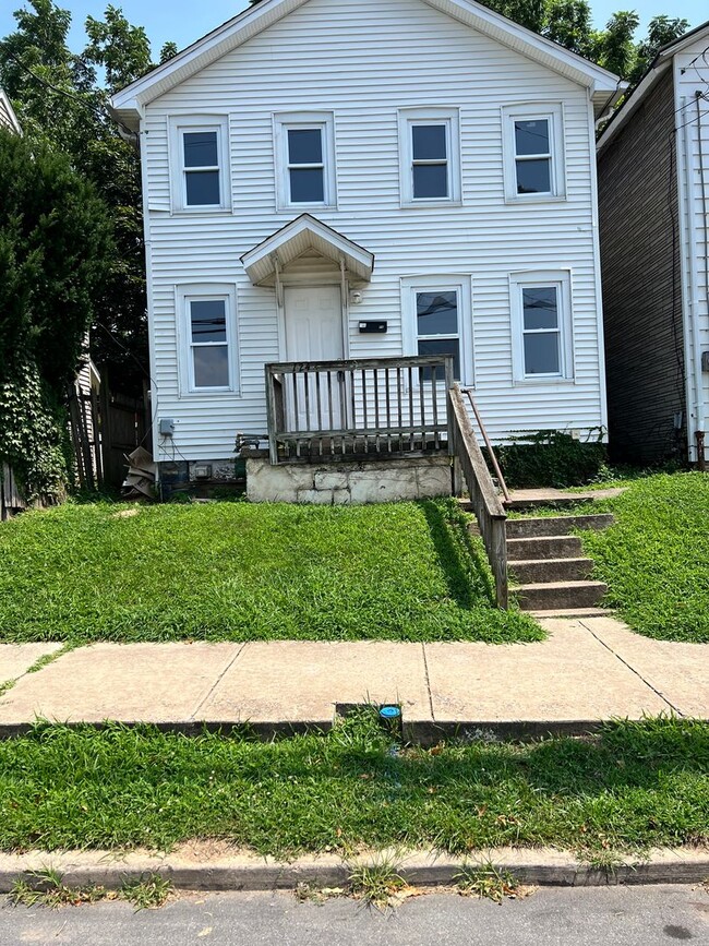 Building Photo - Newly Remodeled 3BR/1BA - 1st Floor | Sect...