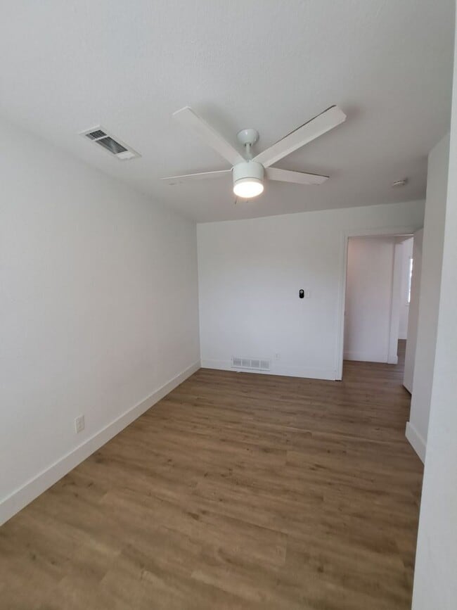 Building Photo - Beautiful 6-Bedroom Home with Pool & Outdo...