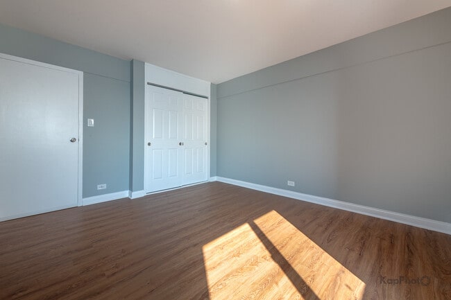 Building Photo - 7337 S South Shore Dr
