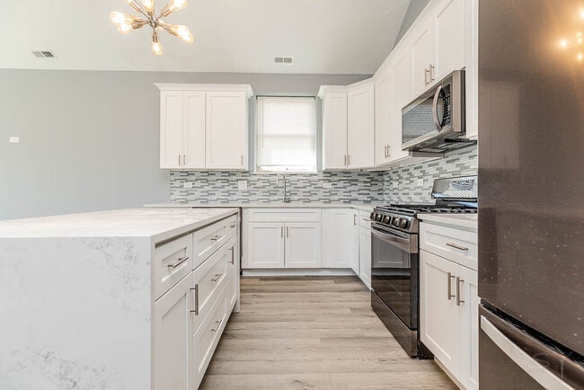 Building Photo - 6632 S Kenwood Ave