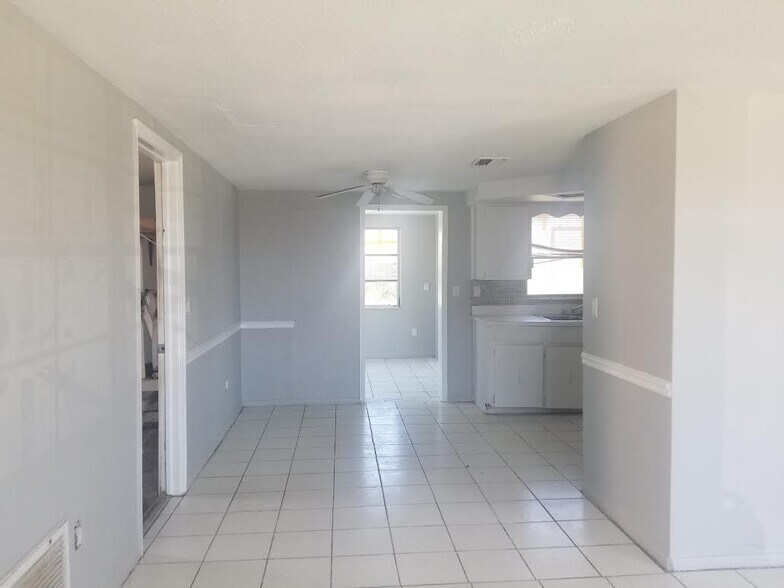 Building Photo - 3215 Bright Dr