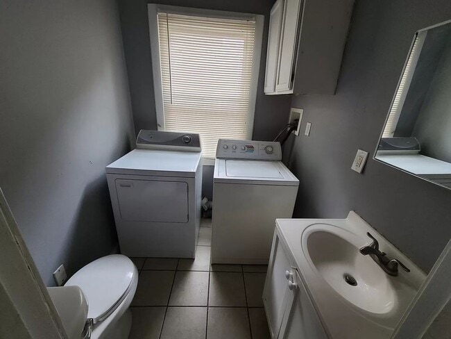 Building Photo - 3-bedroom, 2-bathroom home located in the heart of Kansas City, MO