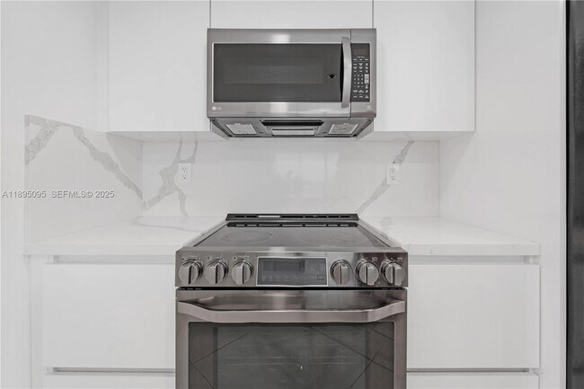 Building Photo - 7601 E Treasure Dr