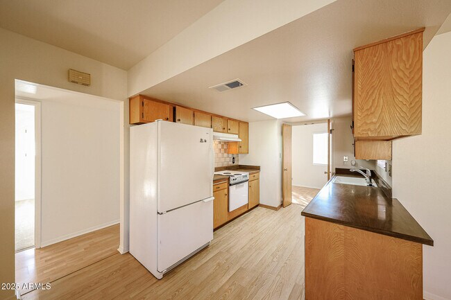 Building Photo - 2324 West Myrtle Ave