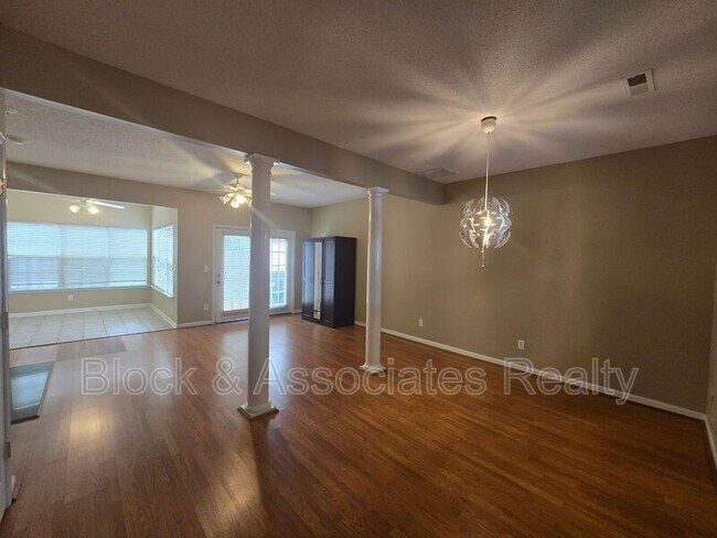 Building Photo - 210 Brittany Way