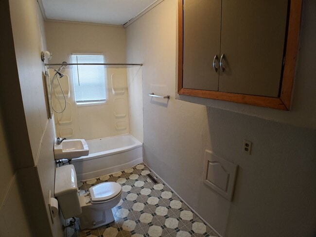 Building Photo - Cute 2 bedroom on main level of Duplex in Owatonna