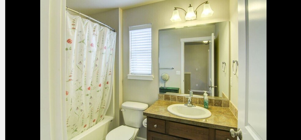 Master bath - 1826 N Meyers Rd