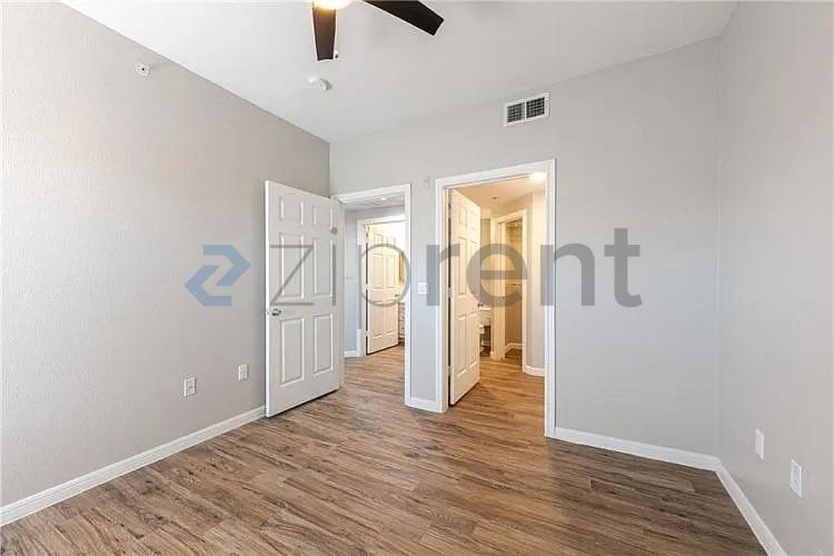 Building Photo - Unit 823