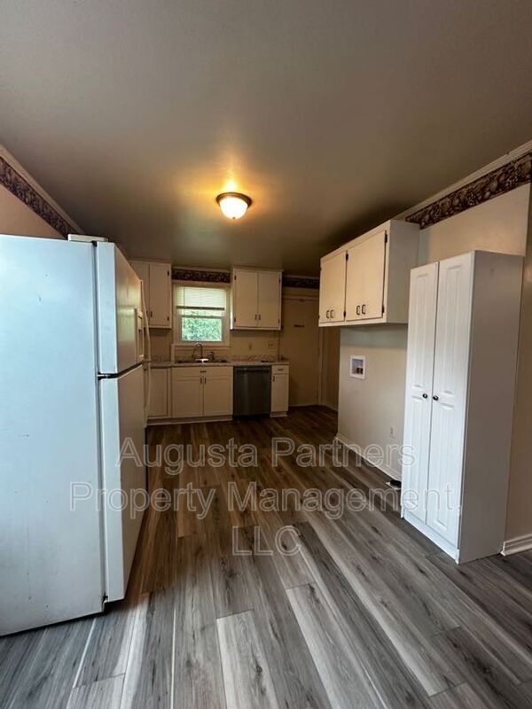 Building Photo - 3224 York Dr