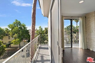 Building Photo - 152 S Oakhurst Dr