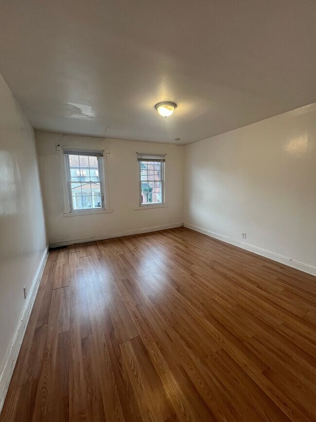 Building Photo - Spacious 3 Bedroom House Available Now!