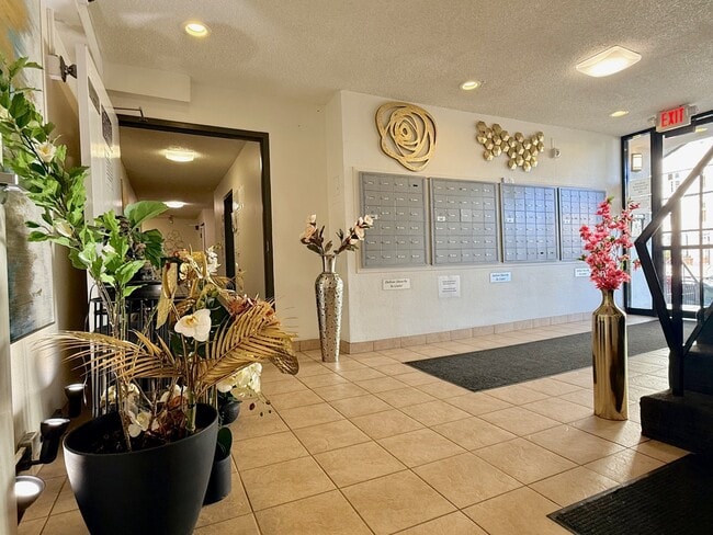 Building Photo - Western Serrano Ave Apartments