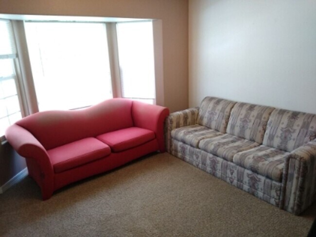 Building Photo - Cozy Student Housing! Private Rooms Available with Private Bathroom!