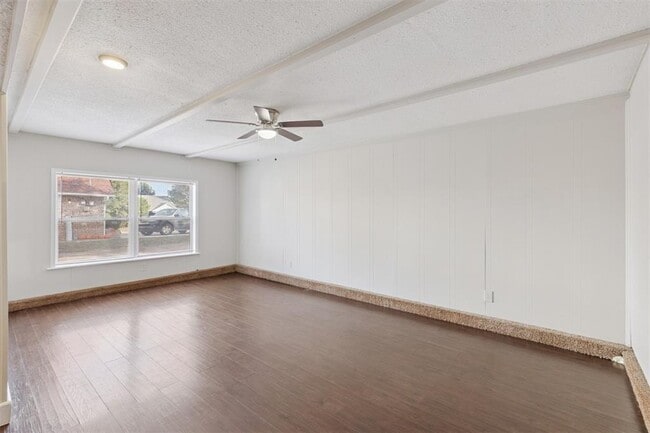 Building Photo - 645 Redstone Ave