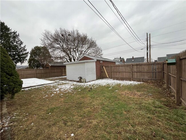 Building Photo - Charming brick ranch home available for re...