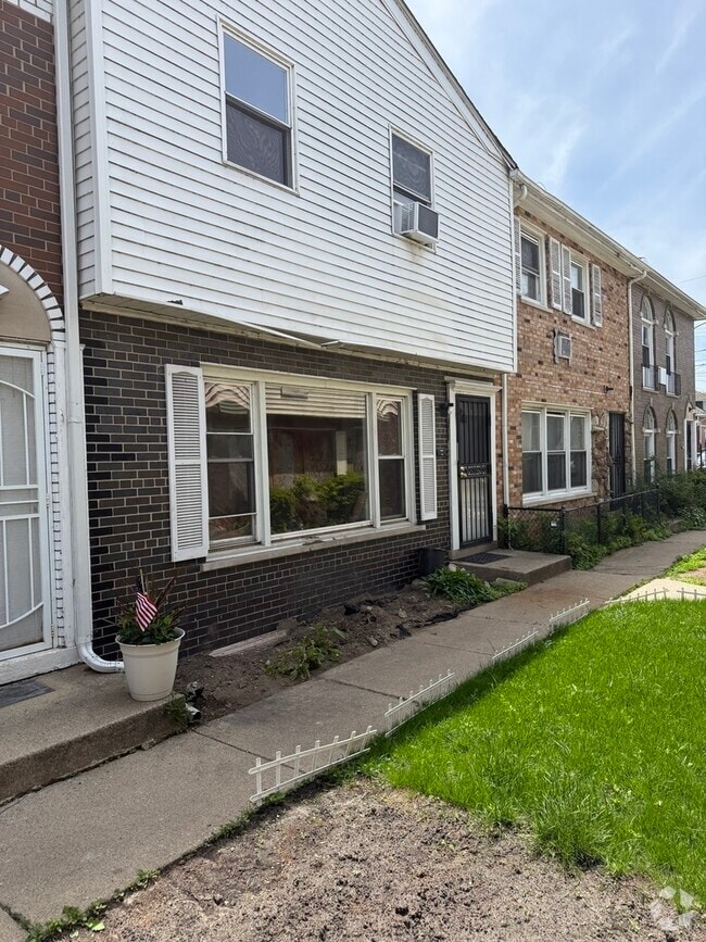 Building Photo - 7248 S Coles Ave