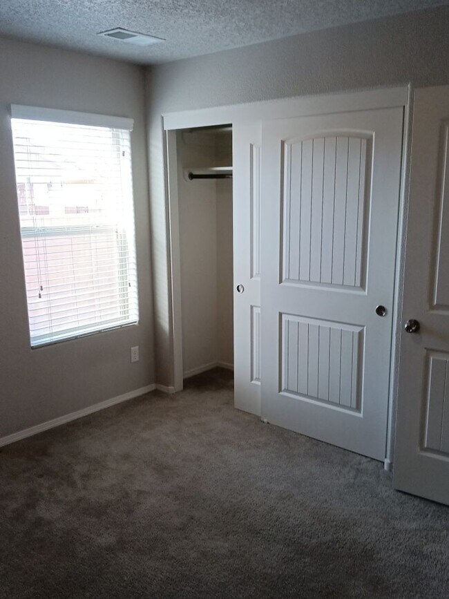 Building Photo - Spacious 3 bedroom, 2.5 bathroom home! Showings available NOW! ***MOVE IN SPECIAL***