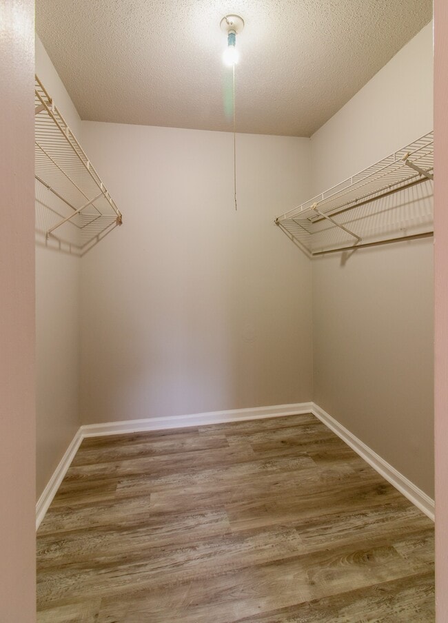 Building Photo - 2801 Ridgecrest Dr