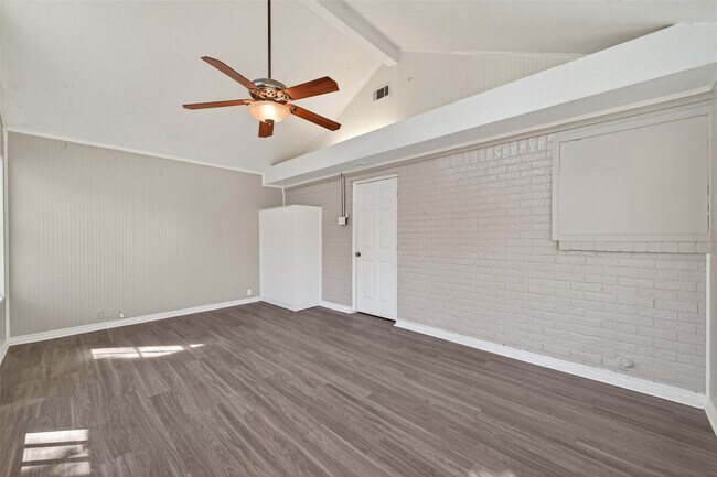 Building Photo - 210 N Shirley Ln