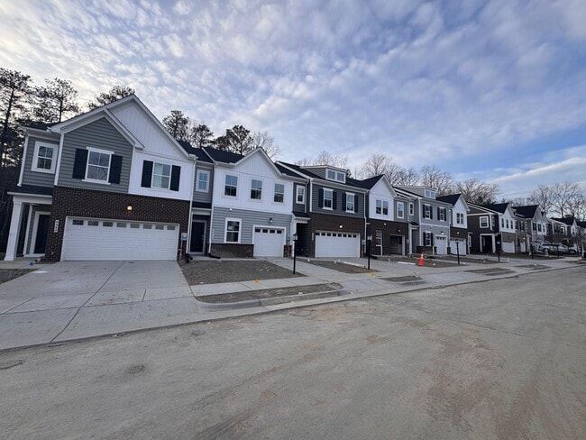 Building Photo - 6025 Crosswinds Dr