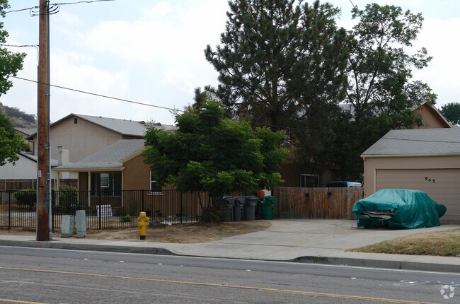 Building Photo - 957 E Washington Ave