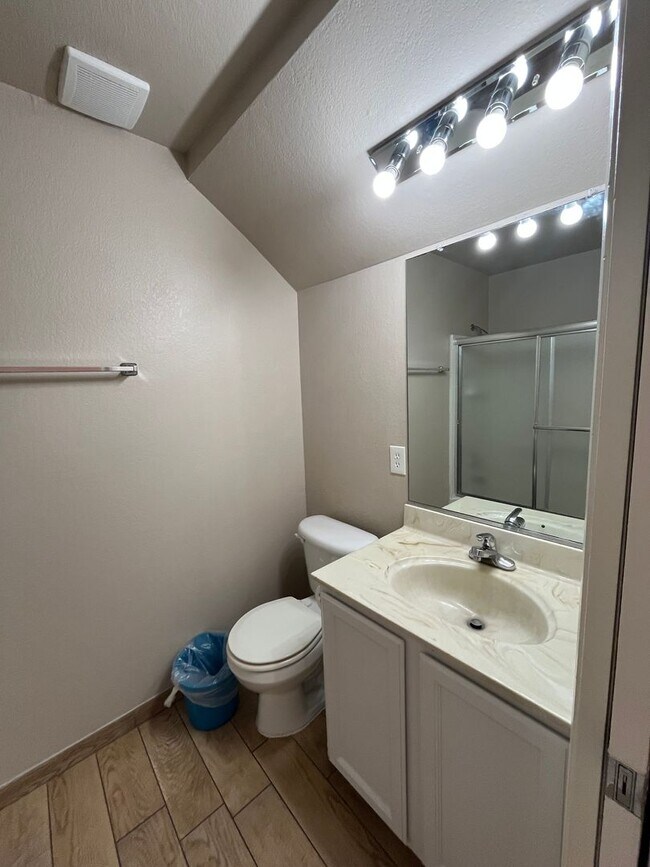 Building Photo - Available Now! Move-In Ready