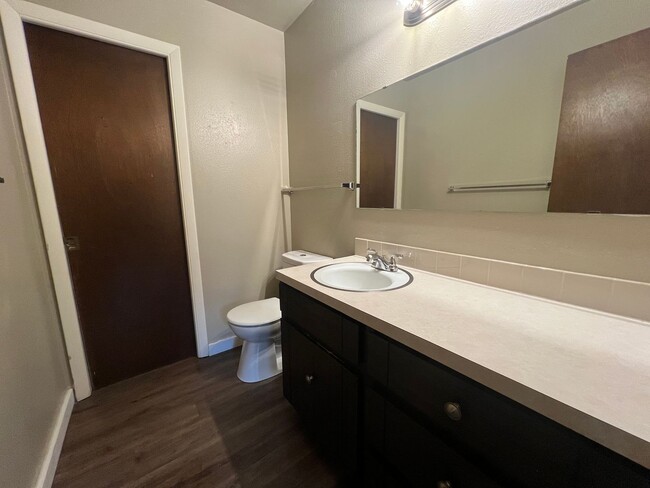 Building Photo - 3 bedroom 1.5 Bathroom Duplex Available Now!