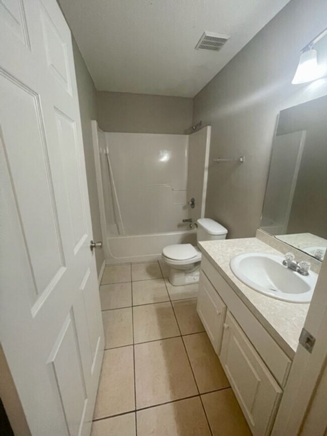 Building Photo - 2 bedroom/2 bathroom/2 car garage town hom...