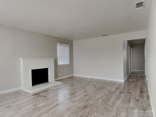 Building Photo - 6574 Golf View Dr
