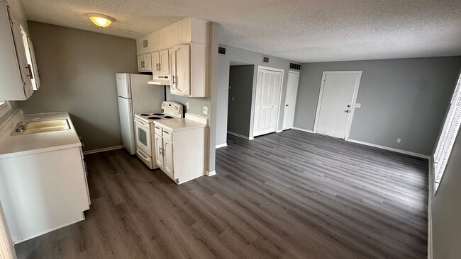 Building Photo - $775 - 2 bed 1 bath - Second floor Apartme...
