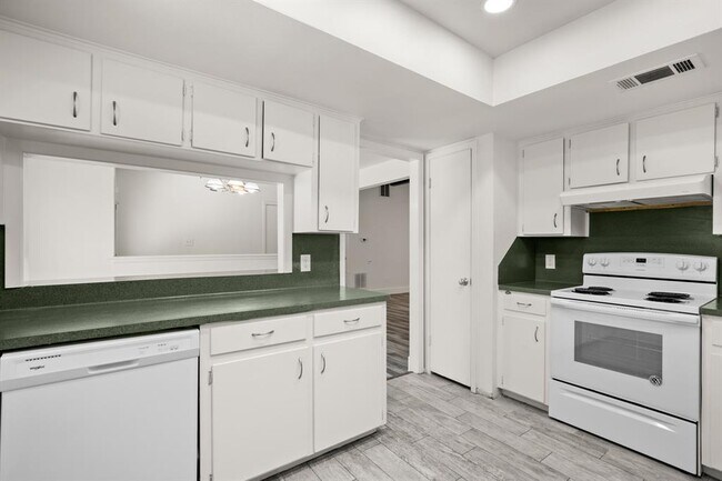Building Photo - 15302 Spring Hill Ln