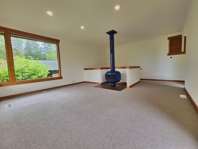 Building Photo - Beautiful 4 Bed 1.75 Bath Home Near Microsoft