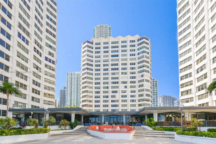 Building Photo - 905 Brickell Bay Dr