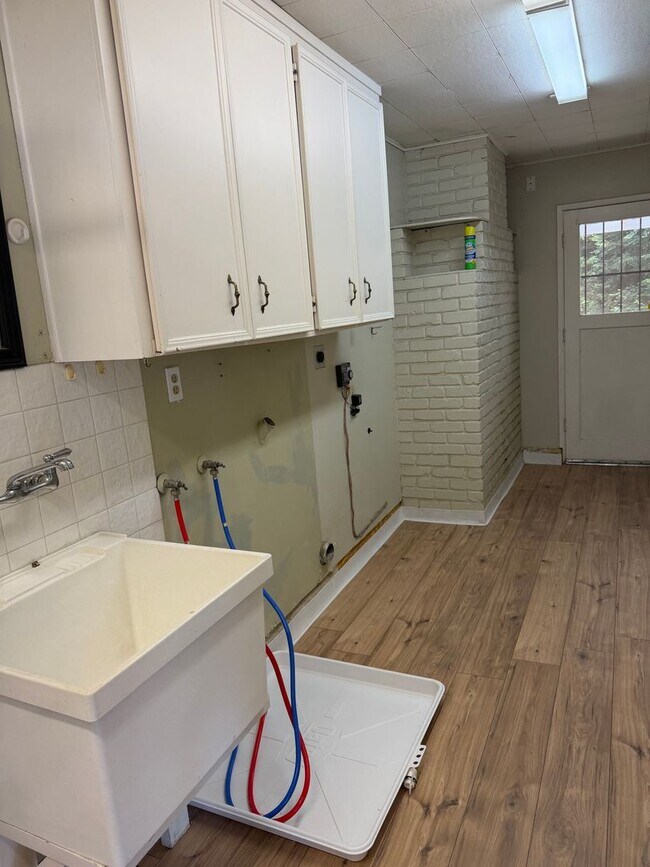 Building Photo - 3 Bedroom 2 bath with Rv Parking