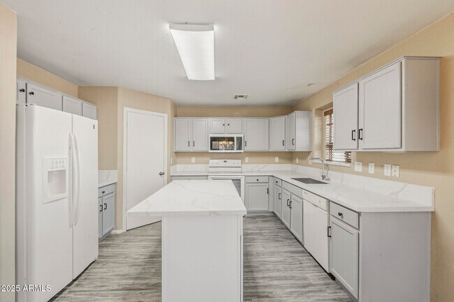 Building Photo - 1090 E Taylor Trail