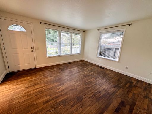 Building Photo - Charming and bright 3 bedroom in Haller Lake