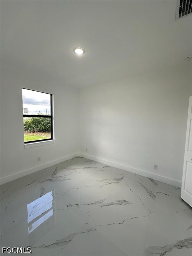 Building Photo - 1051 Eisenhower Blvd